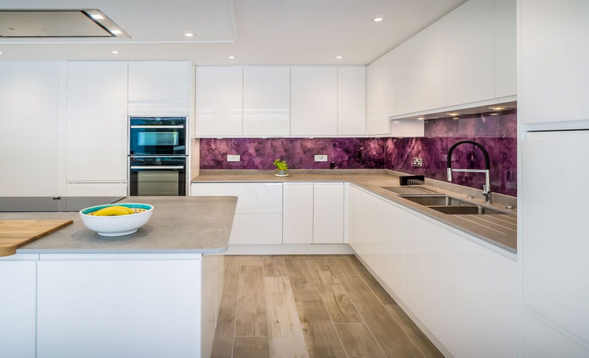 Modern kitchen in white and wood