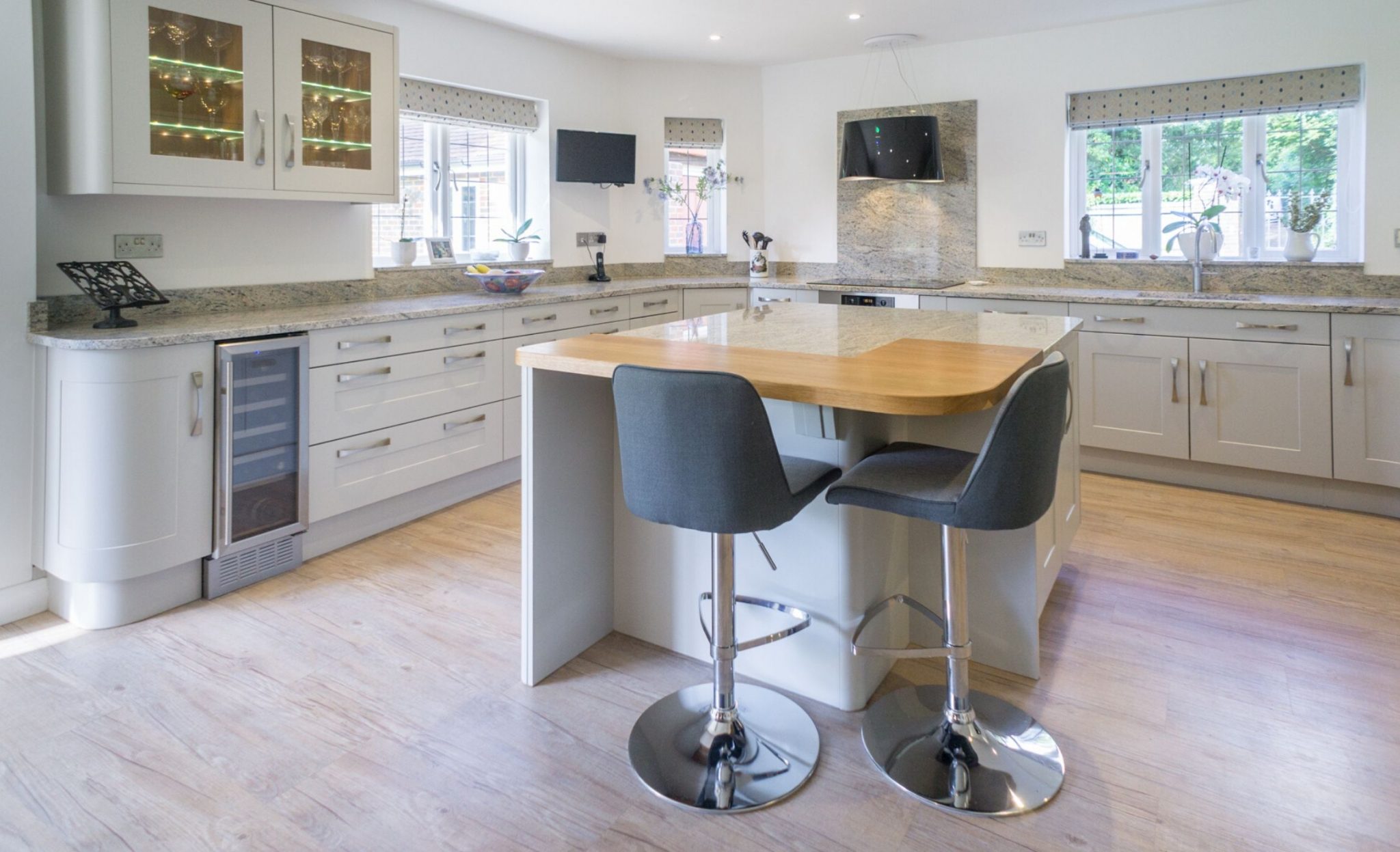 Kitchen with breakfast bar