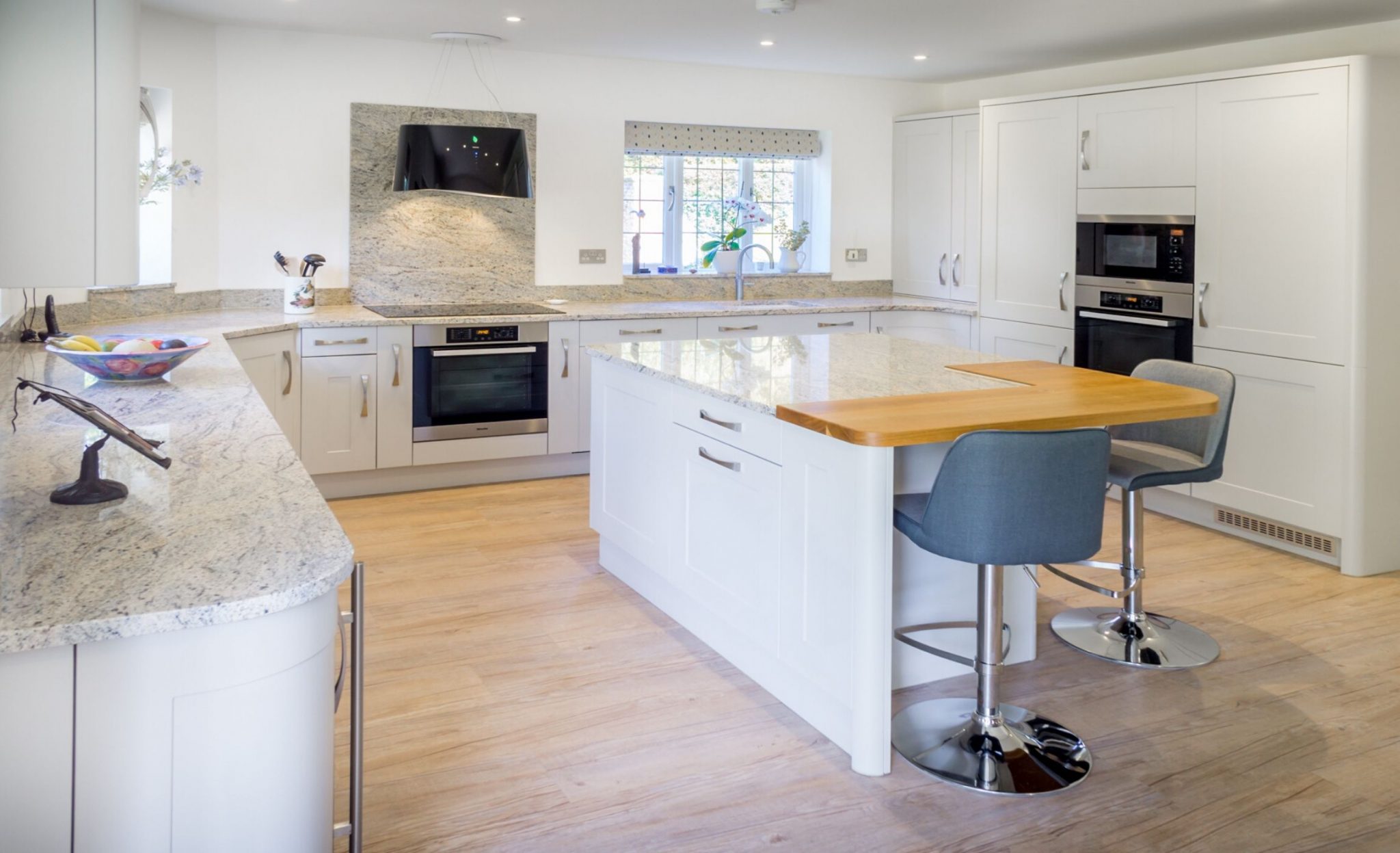 White gloss kitchen